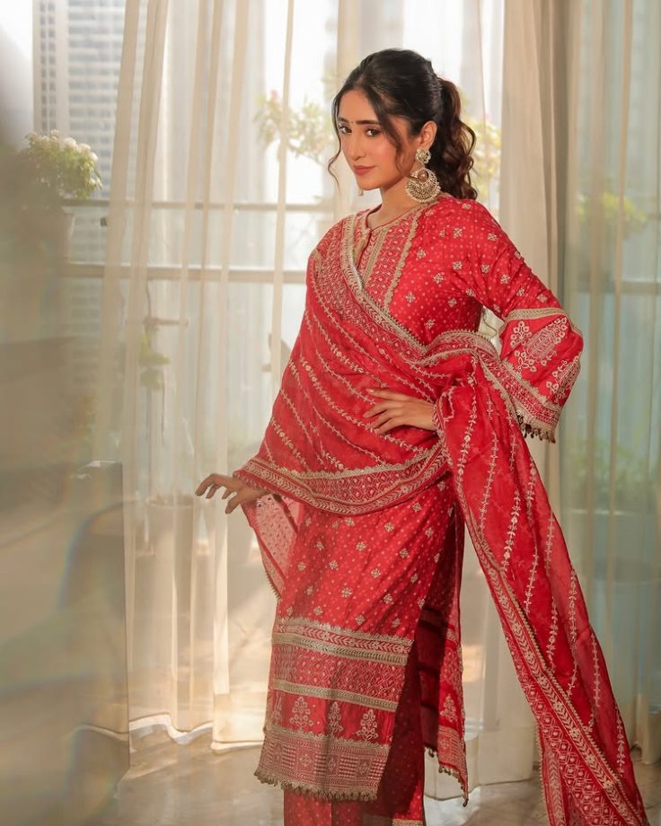 Shivangi Joshi’s Timeless Take on Noir Glamour 979631