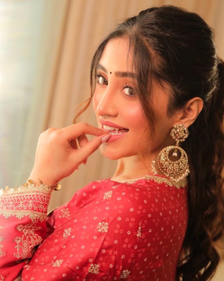 Shivangi Joshi’s Timeless Take on Noir Glamour 979632