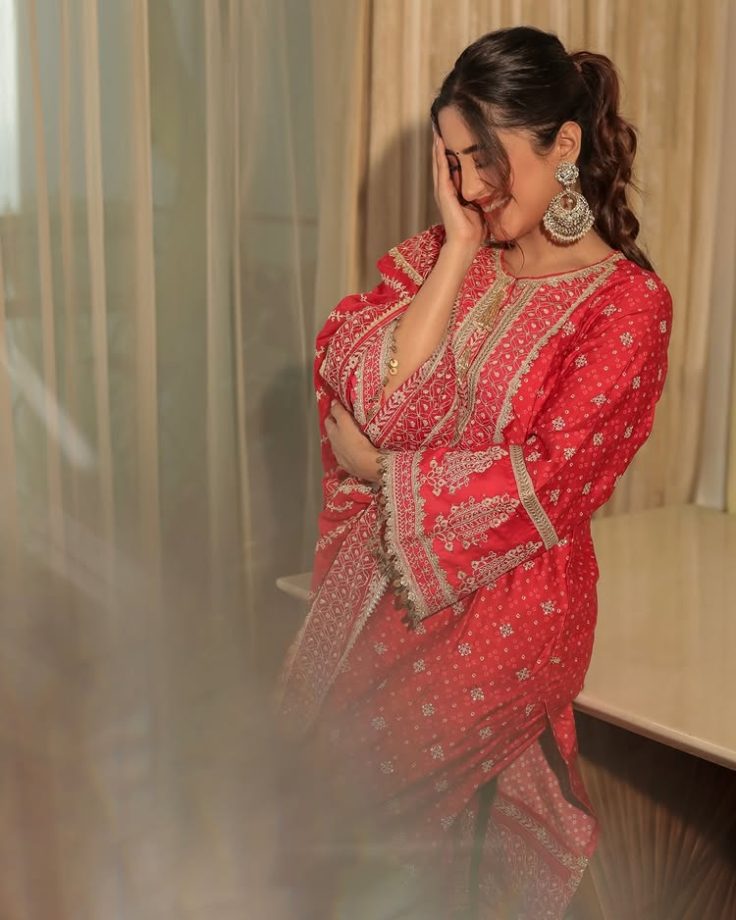 Shivangi Joshi’s Timeless Take on Noir Glamour 979633