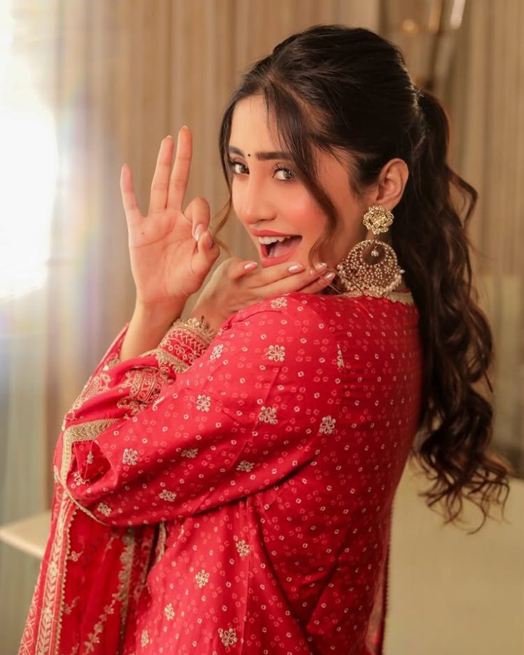 Shivangi Joshi’s Timeless Take on Noir Glamour 979634