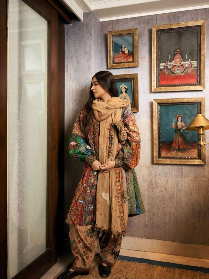 Sonam Kapoor Serves Royal Vintage Charm in a Handcrafted Ensemble That Celebrates Indian Artistry 978815