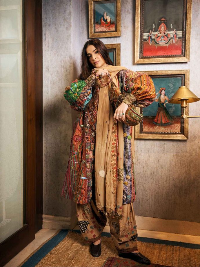 Sonam Kapoor Serves Royal Vintage Charm in a Handcrafted Ensemble That Celebrates Indian Artistry 978817