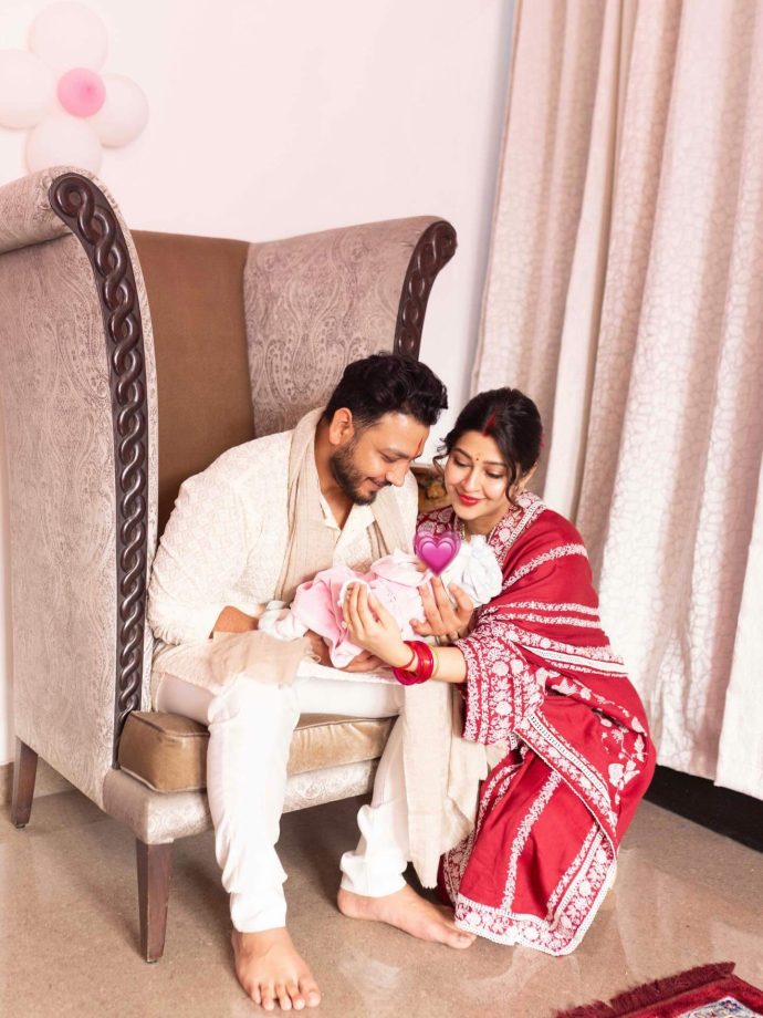 Sonarika Bhadoria Shares Adorable Family Moment With Husband and Baby Girl Virika Parashar 979899