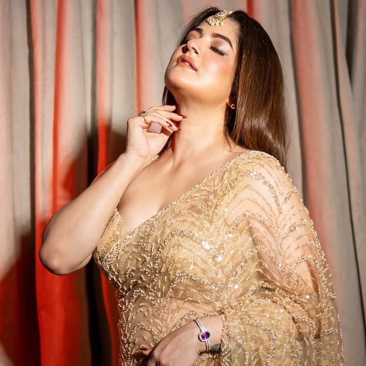 Srabanti Chatterjee Looks Effortlessly Elegant in a Soft Golden Saree 981151