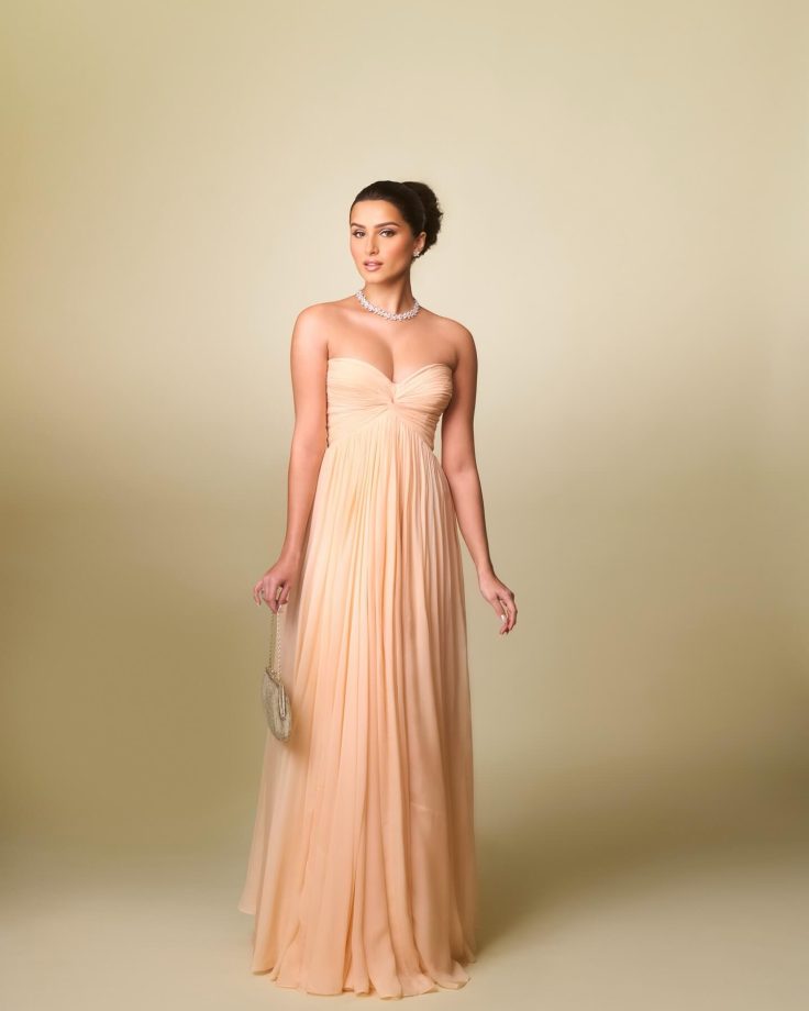Tara Sutaria Pays Homage To Hollywood Star Jennifer Lopez With Chic Beige Gown Avatar 979074
