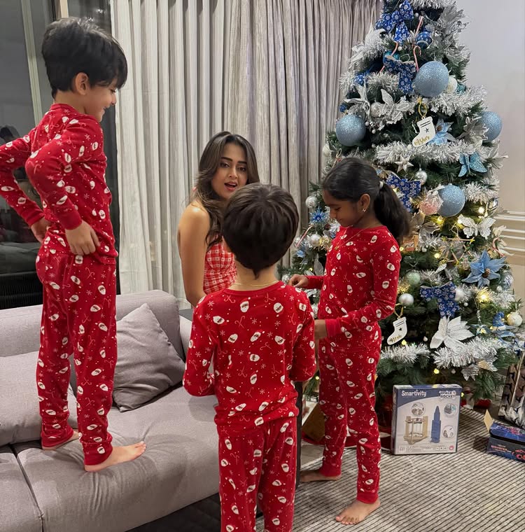 Tejasswi Prakash and Karan Kundra Join Sunny Leone’s Family for a Warm Christmas Celebration at Her Home 980948