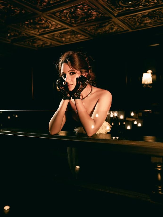 Trina Saha Serves Vintage Glamour in Her Striking Black-and-White Look 979545