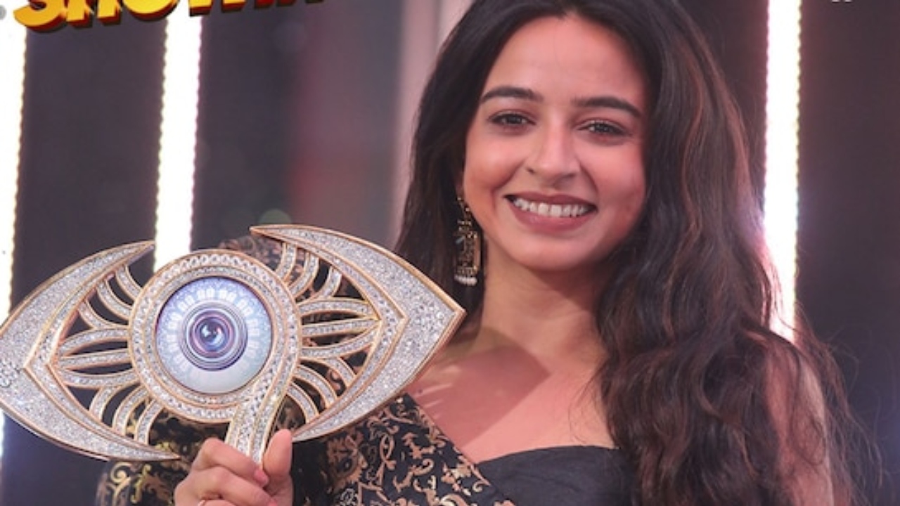 31-Year-Old Divya Ganesh Wins Bigg Boss Tamil 9, Takes Home ₹50 Lakh Cash Prize 983843