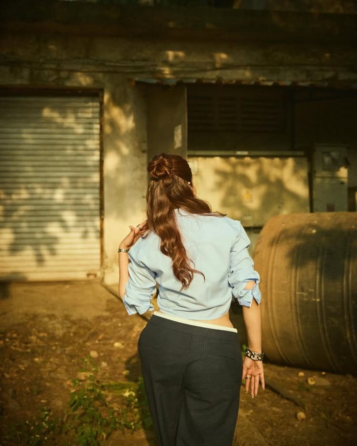 Ayesha Khan Turns Heads With a Cool and Confident Street-Style Look 985280