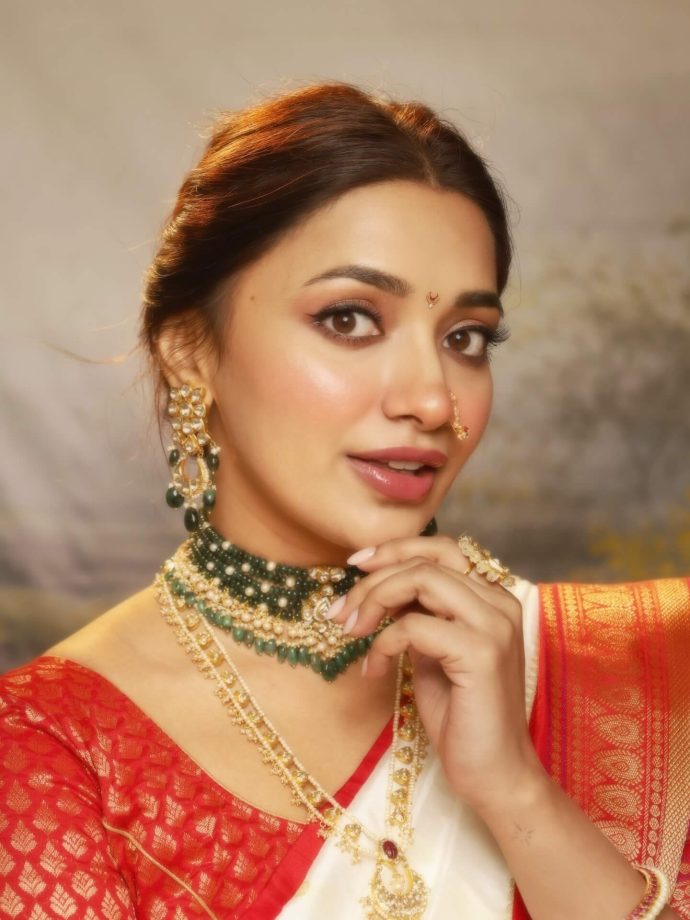 Decoding Bigg Boss OTT 2 Fame Jiya Shankar's Maharashtrian Look In Red-White Saree - See Pics 983244