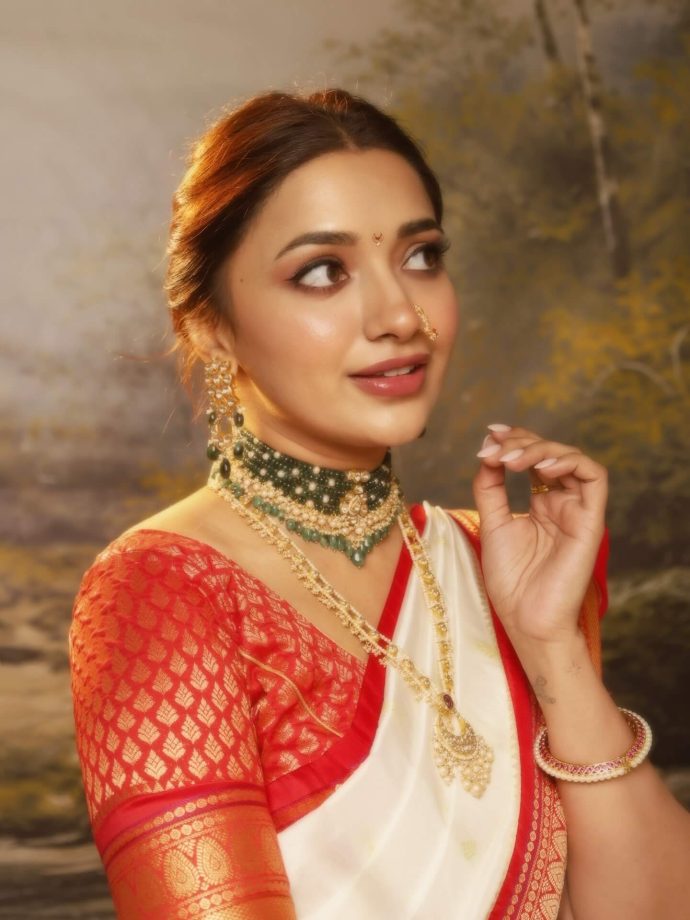 Decoding Bigg Boss OTT 2 Fame Jiya Shankar's Maharashtrian Look In Red-White Saree - See Pics 983237