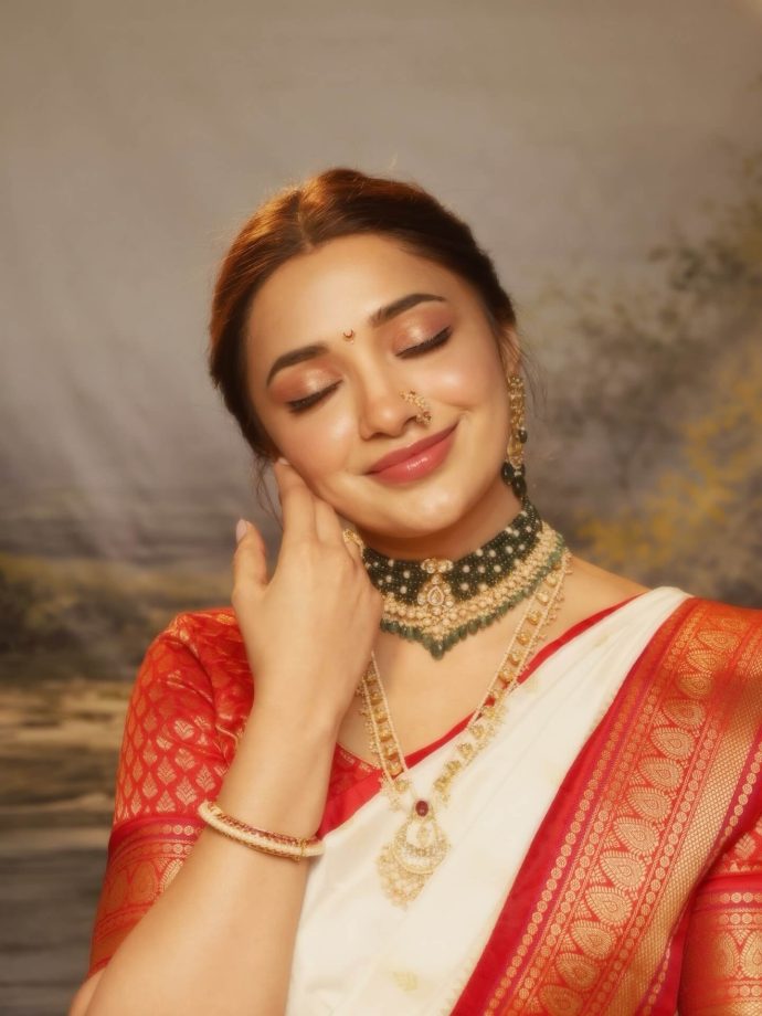 Decoding Bigg Boss OTT 2 Fame Jiya Shankar's Maharashtrian Look In Red-White Saree - See Pics 983238