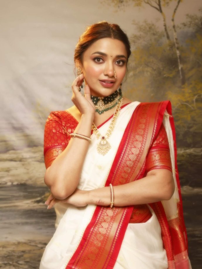 Decoding Bigg Boss OTT 2 Fame Jiya Shankar's Maharashtrian Look In Red-White Saree - See Pics 983243