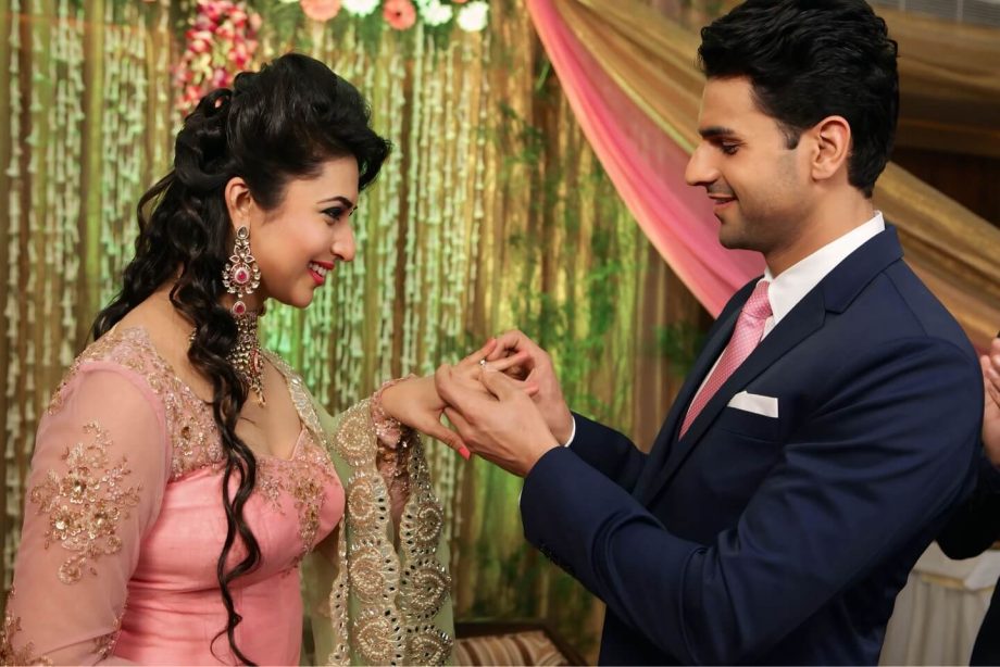 Divyanka Tripathi Celebrates 10th Engagement Anniversary With Vivek Dahiya, Says, 