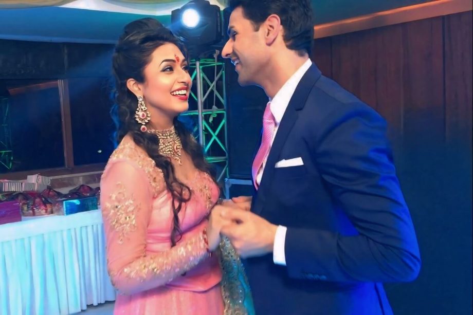 Divyanka Tripathi Celebrates 10th Engagement Anniversary With Vivek Dahiya, Says, 