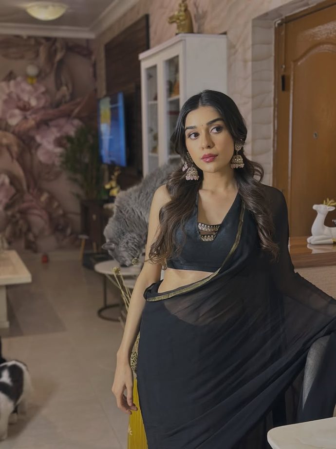Eisha Singh Turns Heads in a Timeless Black Saree Look 985253
