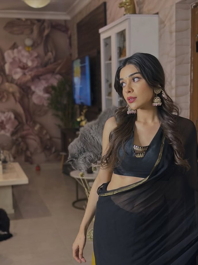 Eisha Singh Turns Heads in a Timeless Black Saree Look 985254
