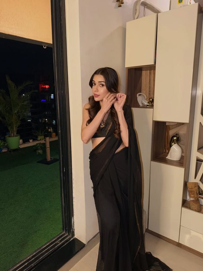 Eisha Singh Turns Heads in a Timeless Black Saree Look 985255