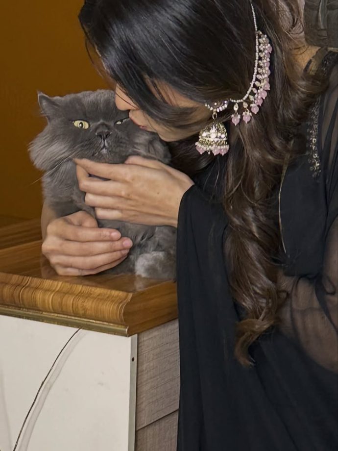 Eisha Singh Turns Heads in a Timeless Black Saree Look 985252