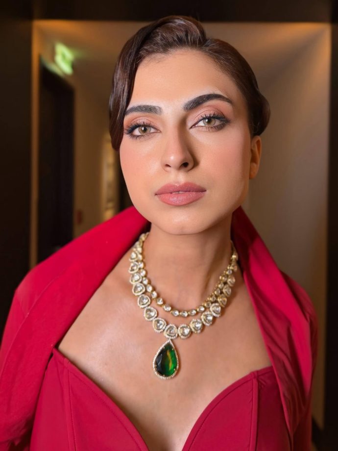 Farrhana Bhatt Turns Heads in a Striking Red Gown 983550