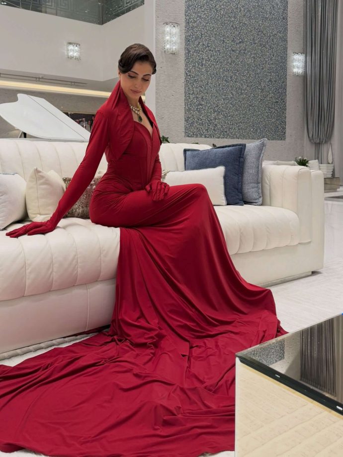 Farrhana Bhatt Turns Heads in a Striking Red Gown 983554