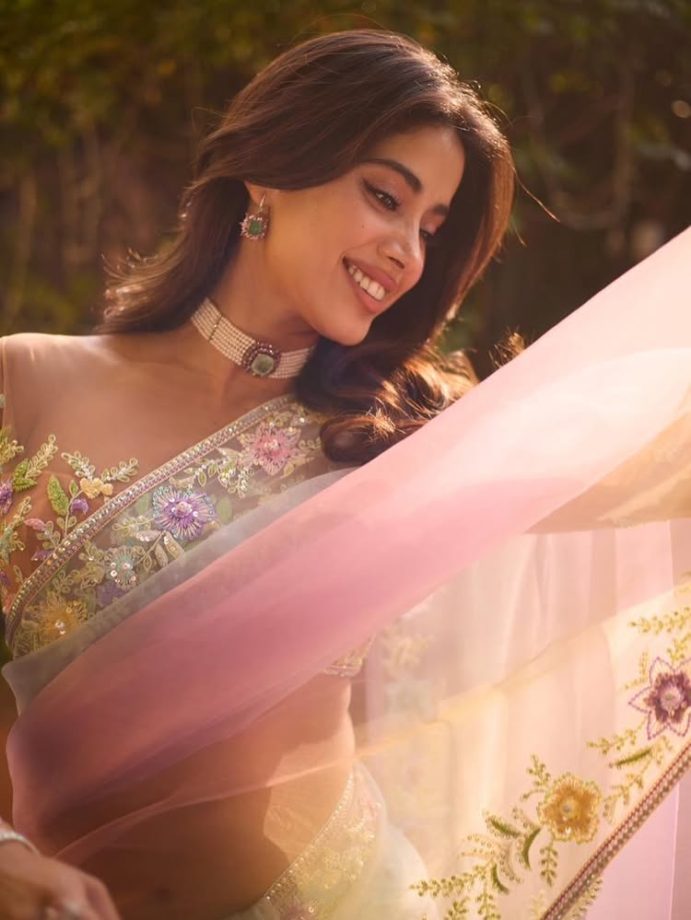 Janhvi Kapoor Steps Out in a Soft Pastel Saree and Keeps Her Look Simple and Graceful 984582