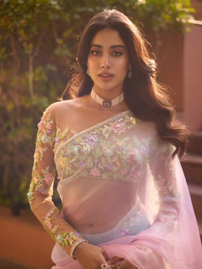 Janhvi Kapoor Steps Out in a Soft Pastel Saree and Keeps Her Look Simple and Graceful 984583