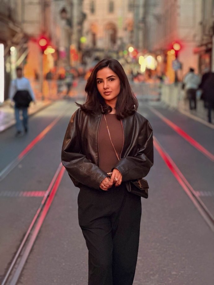 Jasmine Bhasin’s Effortless Street Style with a Modern Touch 983713