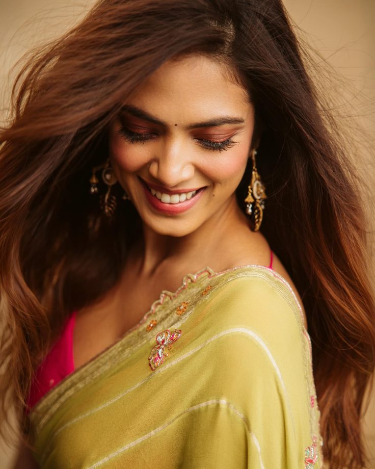 Malavika Mohanan Channels Her Desi Charm In Green Saree With Dori Blouse - See Pics 984151