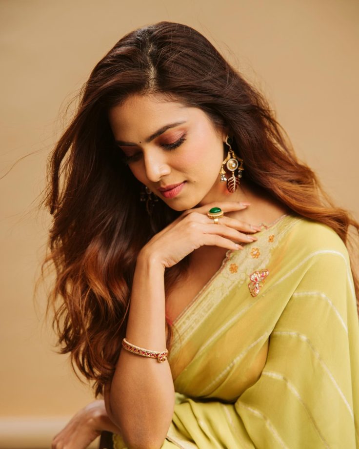 Malavika Mohanan Channels Her Desi Charm In Green Saree With Dori Blouse - See Pics 984156