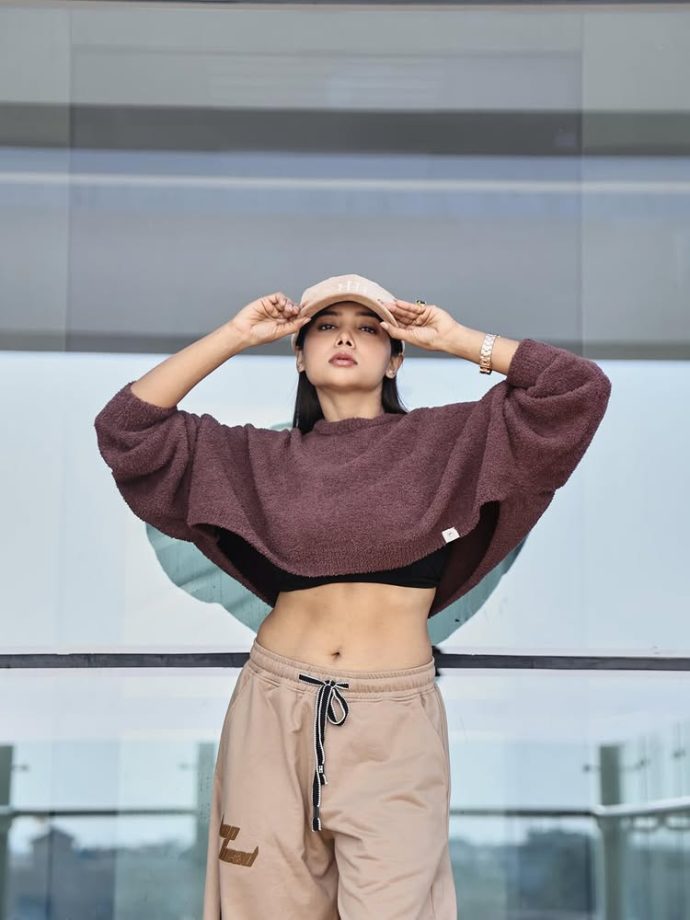 Manisha Rani Keeps Her Style Easy and Comfortable in a Casual Outfit 984590