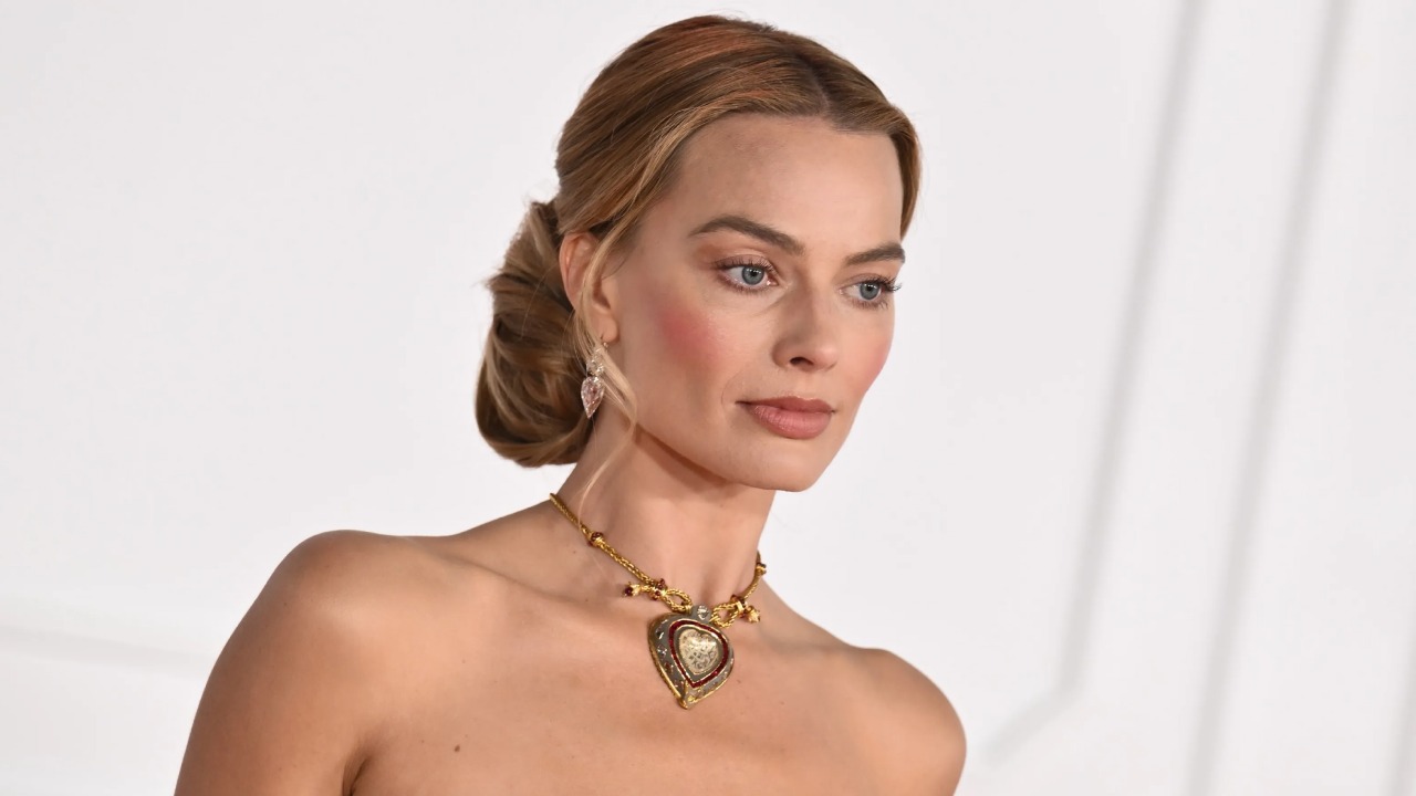 Margot Robbie Brings the Iconic Taj Mahal Diamond Back to the Spotlight 985321