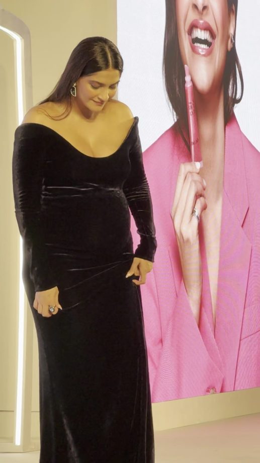 Mommy-to-be Sonam Kapoor Flaunts Her Baby Bump In A Royal Off-shoulder Gown - Take A Look 985351