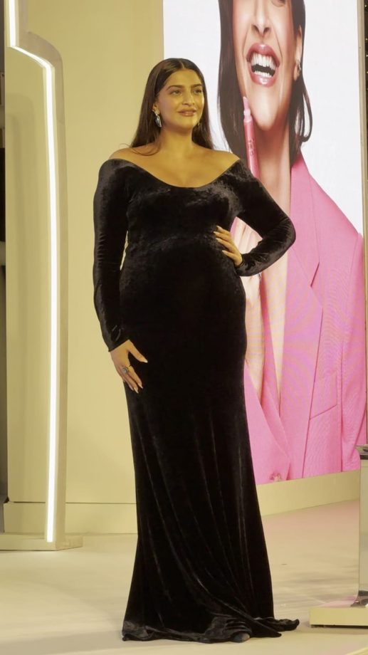 Mommy-to-be Sonam Kapoor Flaunts Her Baby Bump In A Royal Off-shoulder Gown - Take A Look 985352