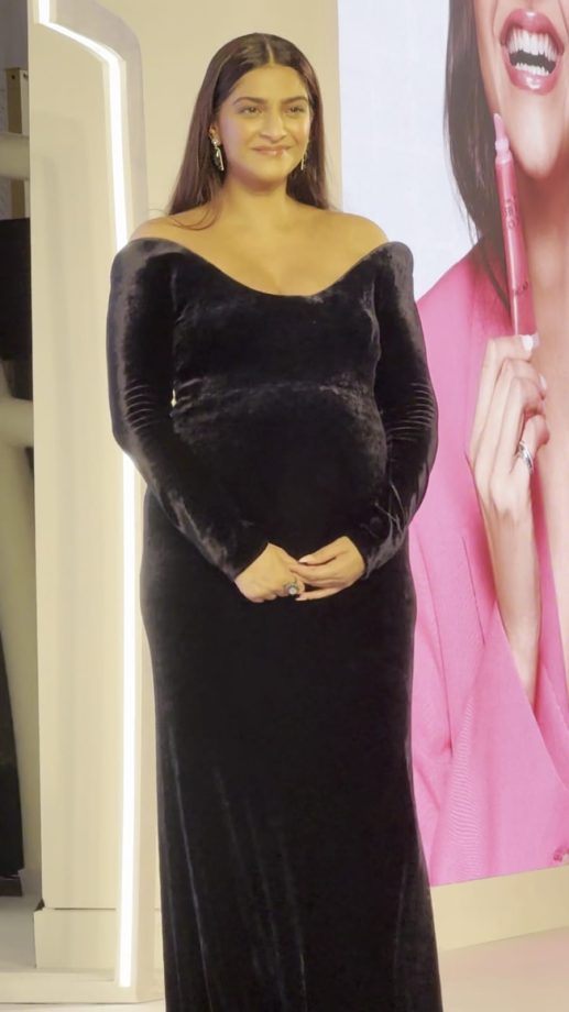 Mommy-to-be Sonam Kapoor Flaunts Her Baby Bump In A Royal Off-shoulder Gown - Take A Look 985354
