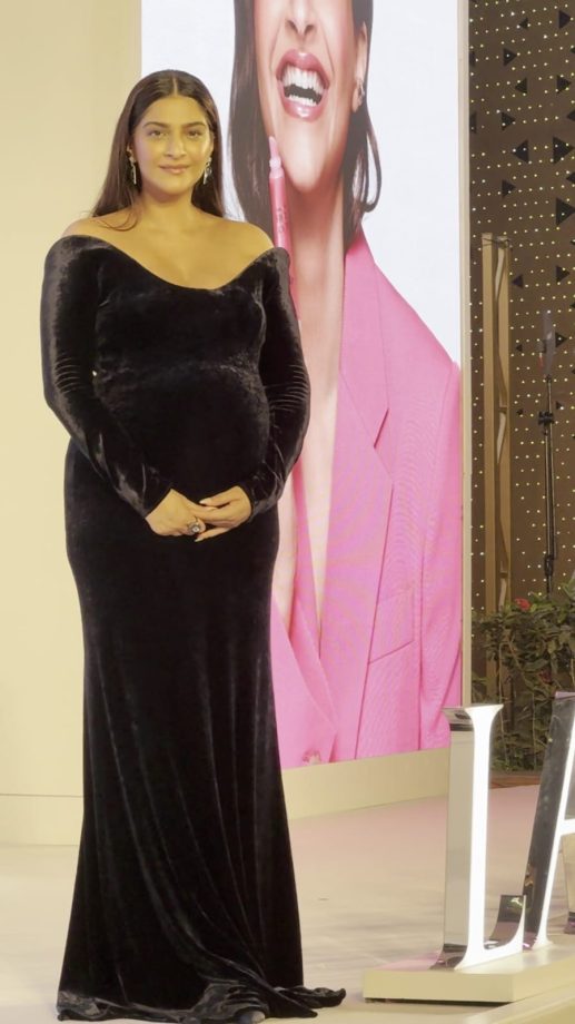 Mommy-to-be Sonam Kapoor Flaunts Her Baby Bump In A Royal Off-shoulder Gown - Take A Look 985358