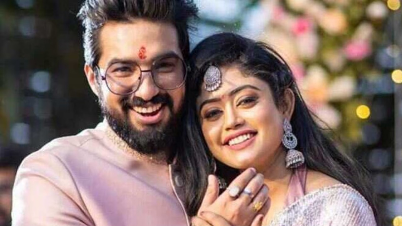 Sachet-Parampara Survive Wild Fan Frenzy, Car Back Glass Shattered in West Bengal