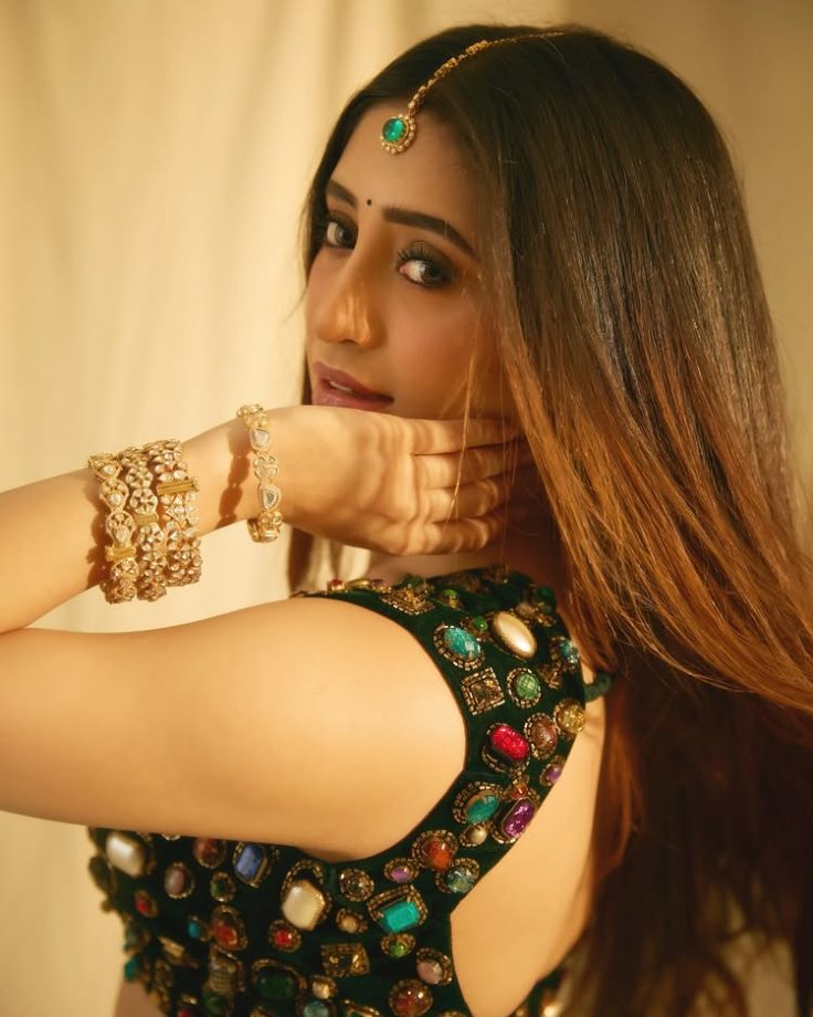 Shivangi Joshi Brings Old-World Charm With a Graceful Green Ethnic Look 985247