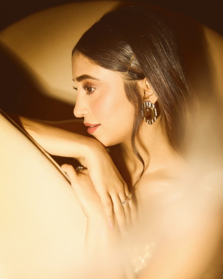 Shivangi Joshi Shines in Soft Gold Glamour with Effortless Grace 982701