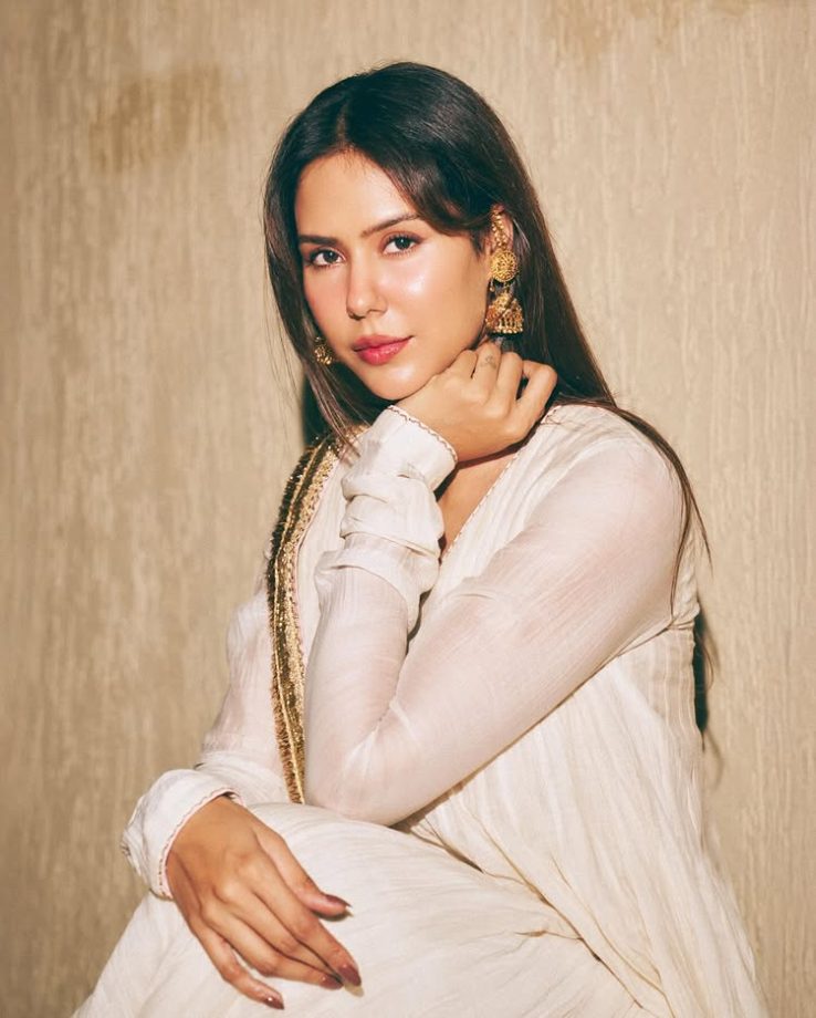 Sonam Bajwa Embraces Grace and Simplicity in an Elegant Ivory Ethnic Look 985213