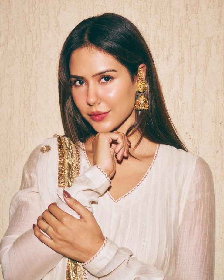 Sonam Bajwa Embraces Grace and Simplicity in an Elegant Ivory Ethnic Look 985211