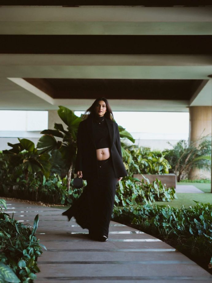 Sonam Kapoor Turns Heads as She Flaunts Her Baby Bump in a Bold All-Black Look 984029