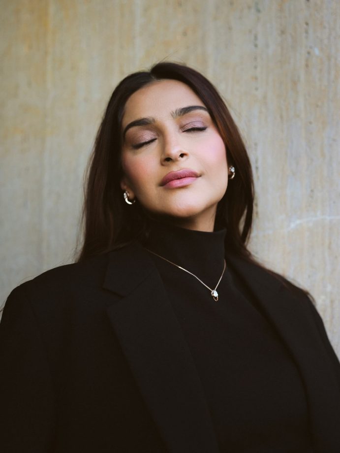 Sonam Kapoor Turns Heads as She Flaunts Her Baby Bump in a Bold All-Black Look 984030