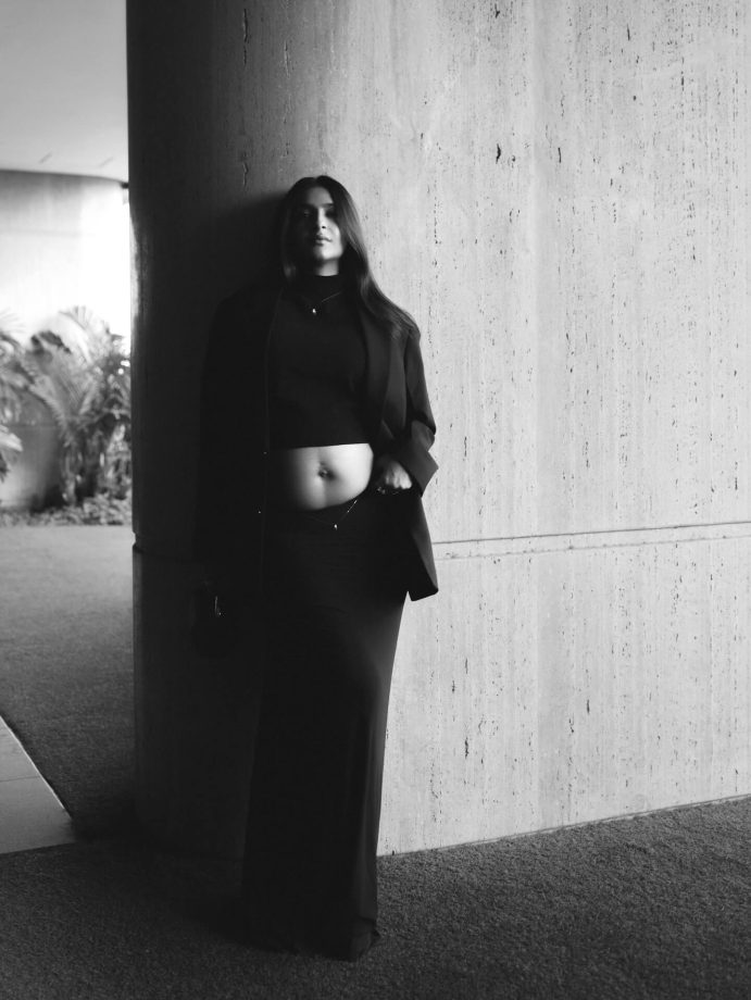 Sonam Kapoor Turns Heads as She Flaunts Her Baby Bump in a Bold All-Black Look 984031