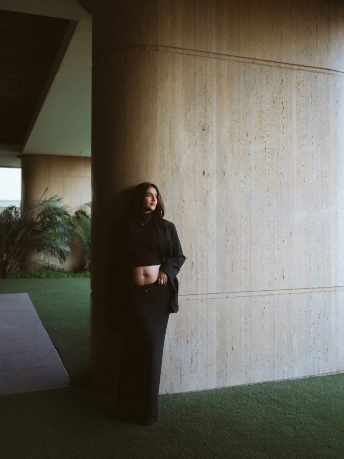 Sonam Kapoor Turns Heads as She Flaunts Her Baby Bump in a Bold All-Black Look 984033