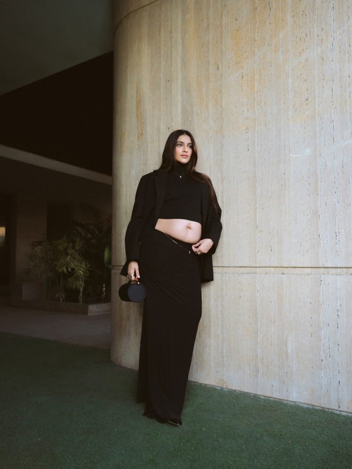 Sonam Kapoor Turns Heads as She Flaunts Her Baby Bump in a Bold All-Black Look 984021