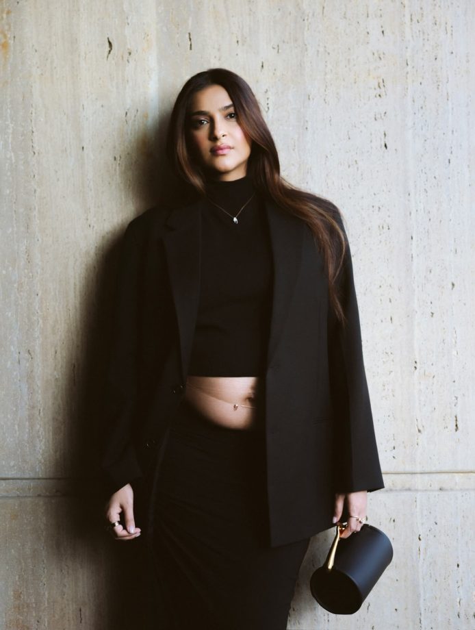 Sonam Kapoor Turns Heads as She Flaunts Her Baby Bump in a Bold All-Black Look 984024
