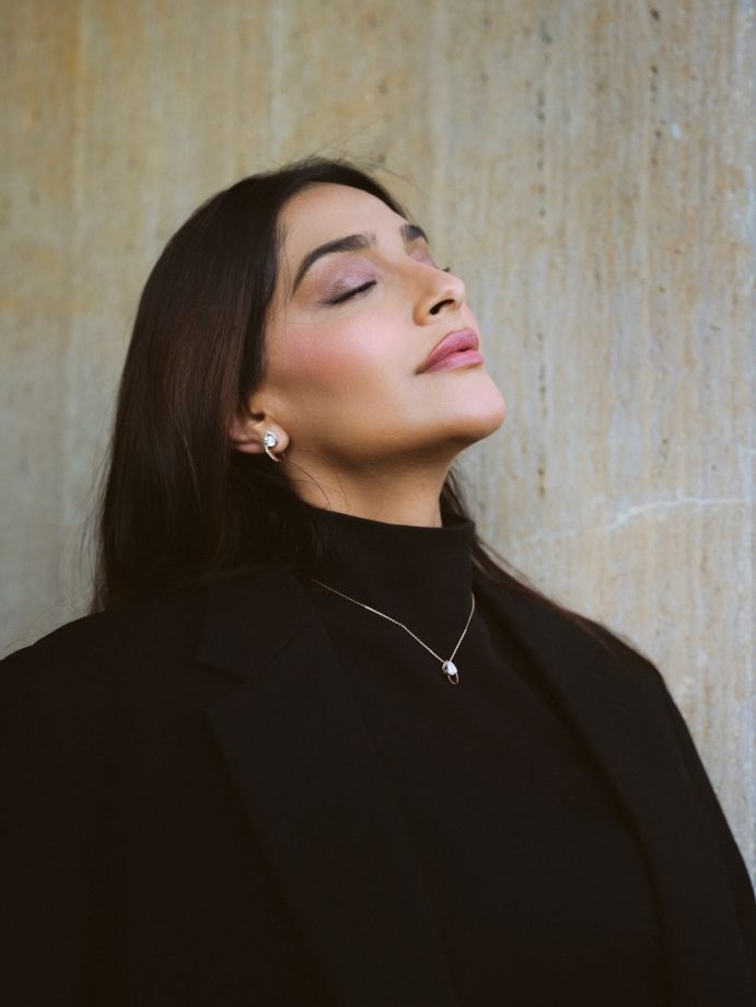 Sonam Kapoor Turns Heads as She Flaunts Her Baby Bump in a Bold All-Black Look 984025