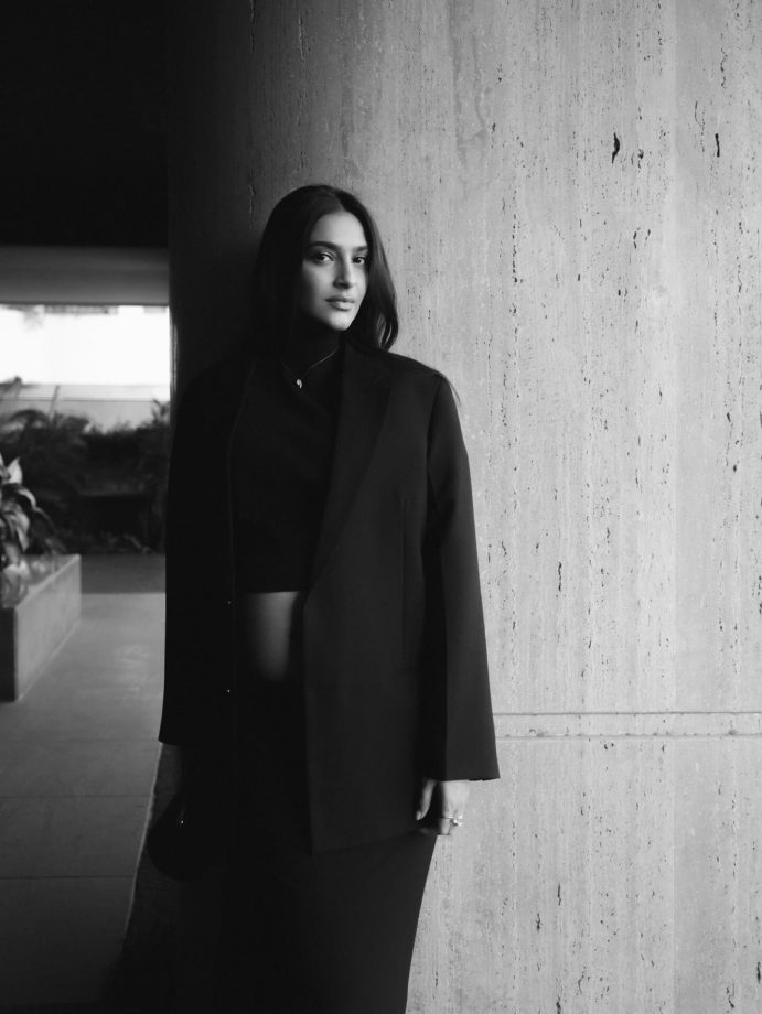 Sonam Kapoor Turns Heads as She Flaunts Her Baby Bump in a Bold All-Black Look 984020