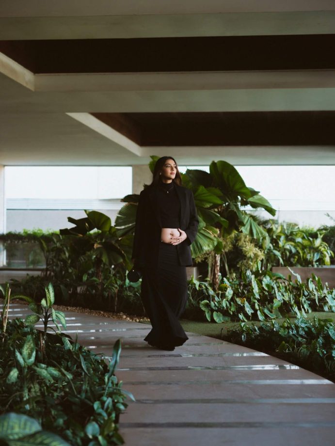 Sonam Kapoor Turns Heads as She Flaunts Her Baby Bump in a Bold All-Black Look 984026